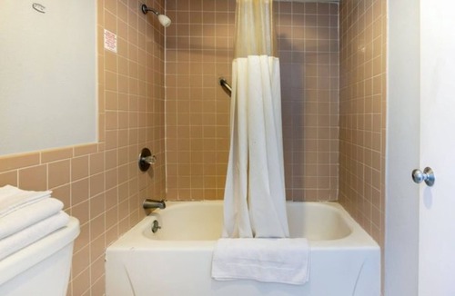 Jennings Hotel | Comfortable Double Room! Clean, Comfortable, Quiet—Perfect for Family Travel!