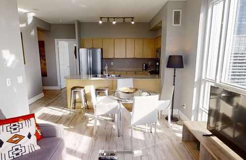 Downtown Toronto Apartment | Comfortable 2-BR Condo in DT Toronto