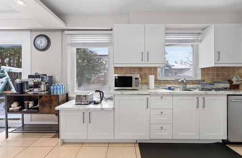Richmond Hill House | Comfortable 3 Bedroom/2 Bathroom Bungalow in heart of Richmond Hill/sleep 6