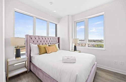Harwood Hotel | Comfortable 3 Bedroom Hotel Suite with AC in Toronto