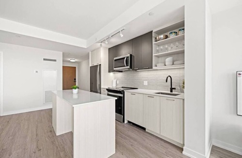 Harwood Hotel | Comfortable 3 Bedroom Hotel Suite with AC in Toronto