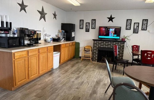 Ida Grove Hotel | Comfortable Castle-Themed Room Near Ida Grove Castles - Pet-Friendly