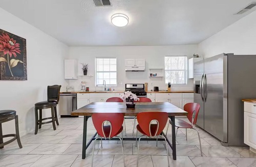 Rosewood House | Comfortable & Contemporary 3BR/2BA House - 5 Minutes to Downtown Austin
