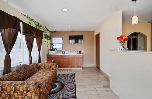 Beeville House | Comfortable Countryside Stay! Free Parking, Pets Allowed