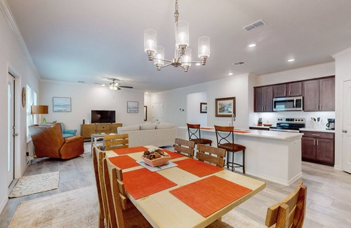 San Patricio County House | Comfortable open concept home with full kitchen, internet and W/D