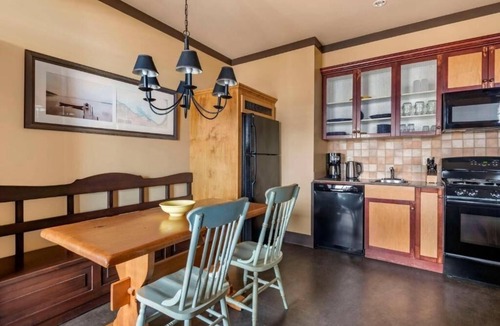 The Blue Mountains Hotel | Comfortable Room Near Blue Mountain Village – Balcony & Fireplace