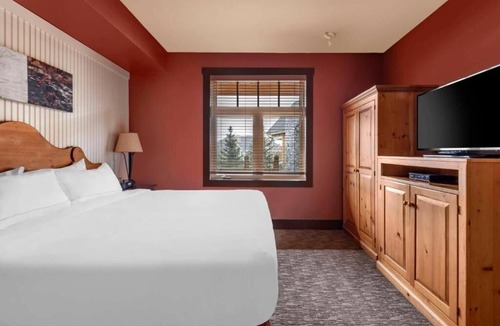 The Blue Mountains Hotel | Comfortable Room Near Blue Mountain Village – Balcony & Fireplace