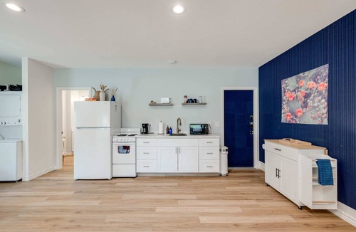 Buchanan Dam Apartment | Comfortable Suite With Porch And Kitchenette