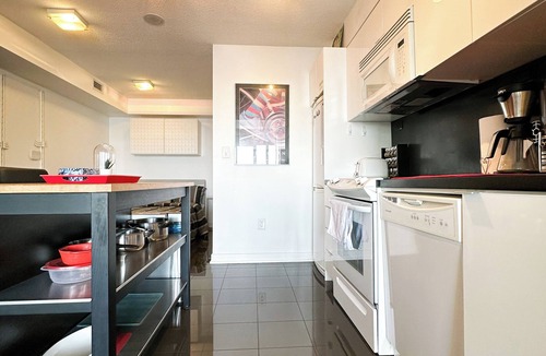 CityPlace Apartment | Comfy 2-Beds in Downtown Toronto with free parking and Lakeview