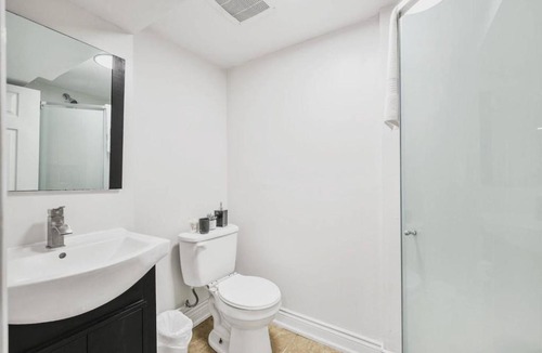 Oshawa Apartment | Comfy 2BR Apt near Beach and Downtown Free Parking