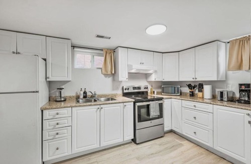 Oshawa Apartment | Comfy 2BR Apt near Beach and Downtown Free Parking