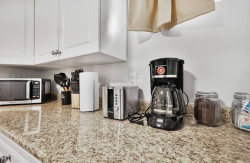 Durham Region Apartment | Comfy 2BR Apt near Beach & Downtown | Free Parking