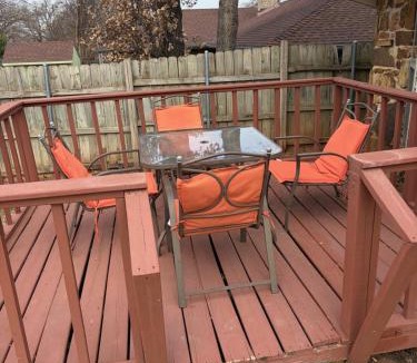 Edmond Villa | Comfy Edmond home, near OKC, 3 beds, Wi-fi, 4 TVs, cold AC, & central heat, fully fenced backyard