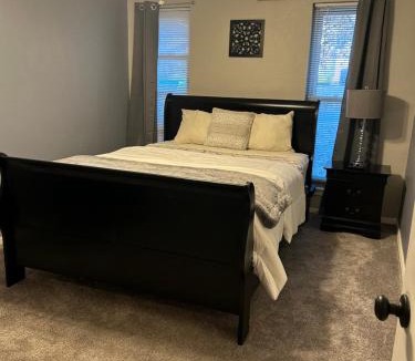 Edmond Villa | Comfy Edmond home, near OKC, 3 beds, Wi-fi, 4 TVs, cold AC, & central heat, fully fenced backyard