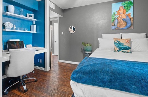 Euless House | Comfy, Refreshing Home w/ Sun Room & Pool!