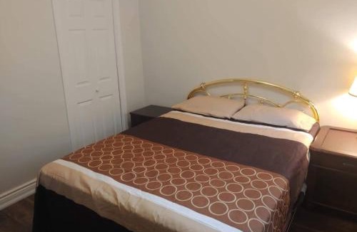 West Deane Park House | Comfy Room by Toronto Pearson Airport