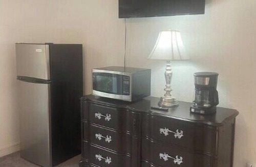 Angleton House | Comfy1-bedroom 1-bath with WiFi and Cable TV in lovely Angleton