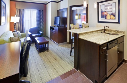 Irving Apartment | Comm Accessible 1BR Suite w/Tub | Free Breakfast!