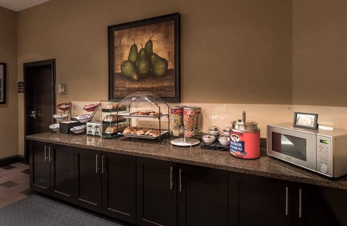 Irving Apartment | Comm Accessible 1BR Suite w/Tub | Free Breakfast!