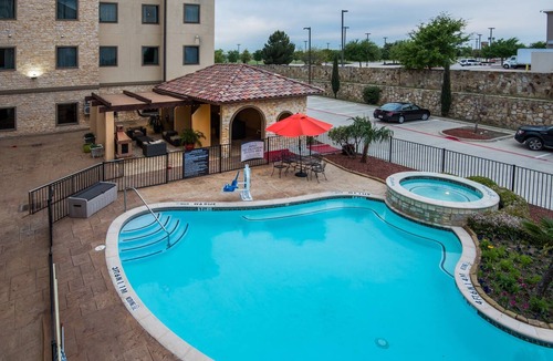 Irving Apartment | Comm Accessible 1BR Suite w/Tub | Free Breakfast!