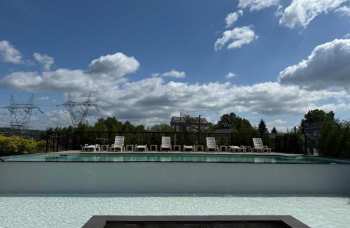 Beaupre Apartment | Condos Vacances MSA 2CH - incluant piscine et spas extérieurs OUVERTS À L'ANNÉE!
