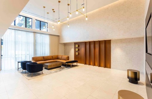 Harwood Hotel | Contemporary 3BR+Den Suite Overlooking the City near High Park