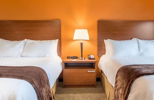 Sioux Falls Hotel | Convenient 3 Units w/Kitchenettes Near Wild Water West Waterpark