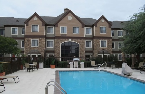 Vance Jackson Apartment | Convenient Accommodation w/Fully-equipped Kitchen | Free Breakfast