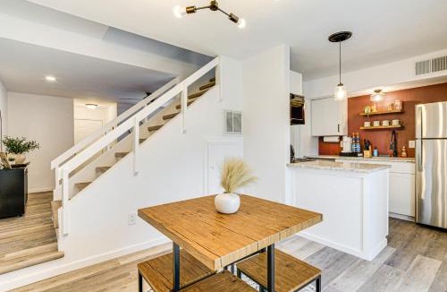 College Station House | Convenient Bryan Townhome w/Patio < 3 Mi to A&M!
