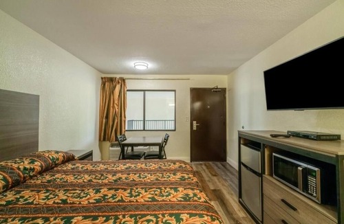 FM 1960 Hotel | Convenient Room for Park Adventures