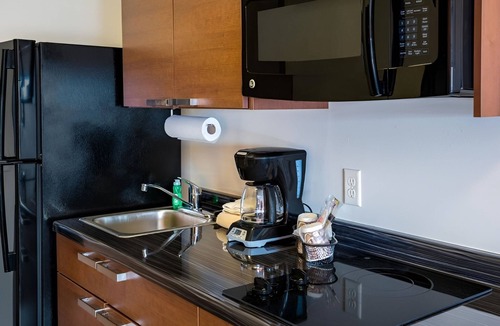 Council Bluffs Hotel | Convenient Room w/Kitchen Minutes from Mid-America Center & Bob Kerrey Bridge