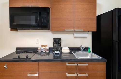Council Bluffs Hotel | Convenient Room w/Kitchen Minutes from Mid-America Center & Bob Kerrey Bridge