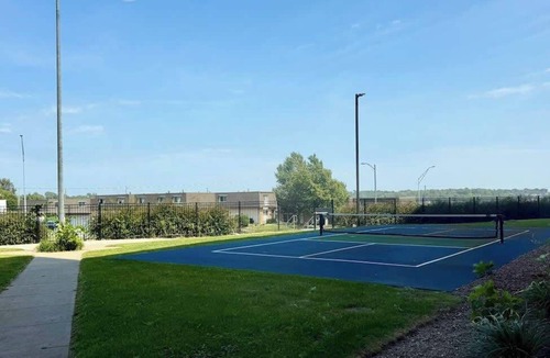 North Central Omaha Apartment | Convenient Stay with Gym and Pickleball Fun
