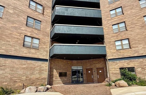 North Central Omaha Apartment | Convenient Stay with Gym and Pickleball Fun