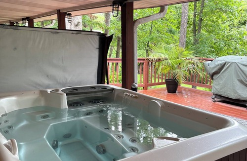 Eureka Springs House | Convenient to Eureka, Hiking/Biking trails, Motorcycle/Pet friendly, Hot Tub.