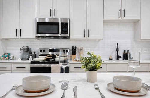 Sherman Apartment | Convenient WorkerFriendly A+Location, w/Pool&Gym