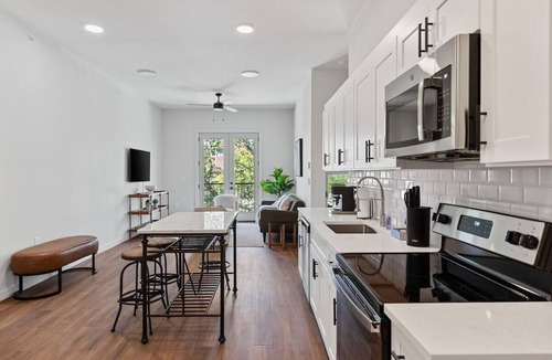 Fort Worth Apartment | Corbin 1305: 1-Bedroom Modern Columbia Suite