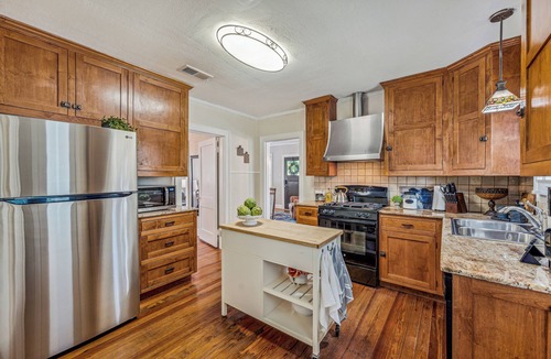 Stephenville House | Cornerstone Cottage-Near Downtown-Pet Friendly