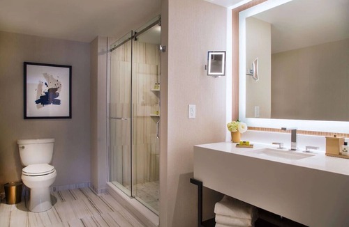 Bloor-Yorkville Hotel | Cosmopolitan Charm: Fine Dining, City Proximity, and Luxury Accommodations
