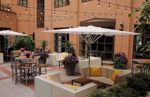Bloor-Yorkville Hotel | Cosmopolitan Charm: Fine Dining, City Proximity, and Luxury Accommodations