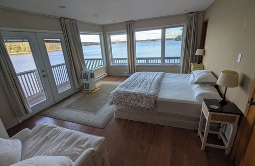 North Kawartha Cottage | Cottage on the lake! Beautiful 4 bedroom + 3 bath!