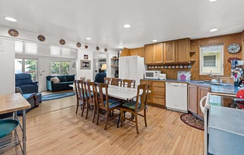 West Olive House | Cottage with Private Lake Access! Short distance to town