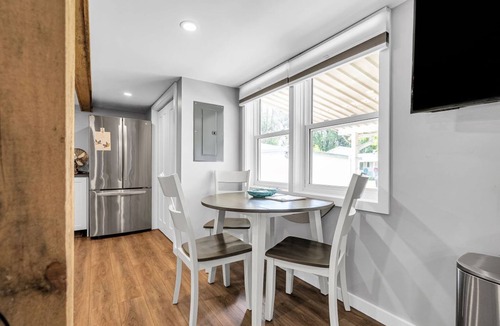 South Glengarry Cottage | Cottages at Penny's CovenThe Sunshine Nook - Cottage #4
