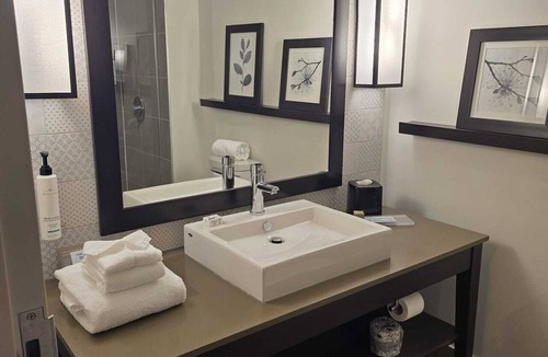 Cannifton Hotel | Country Inn & Suites by Radisson, Belleville, ON