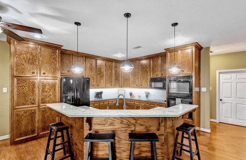 Brookshire House | Countryside Texas Sanctuary Enjoy Sunrises & Sunsets, Grill, Firepit & Longhorns