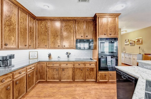 Brookshire House | Countryside Texas Sanctuary Enjoy Sunrises & Sunsets, Grill, Firepit & Longhorns