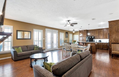 Brookshire House | Countryside Texas Sanctuary Enjoy Sunrises & Sunsets, Grill, Firepit & Longhorns