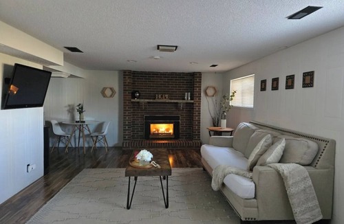 Woodslee House | Cozy 1 Bed Basement Studio Apt 10 min to downtown and riverside