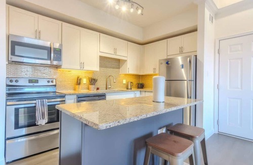 Irving Apartment | Cozy 1BR King Suite | Pool, Gym & Parking 01