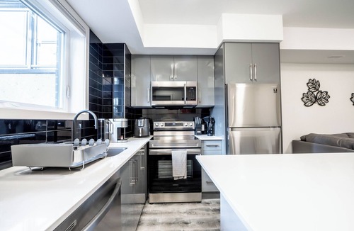 Niagara Falls Apartment | Cozy 1BR with Parking, Only 7 Mins to The Falls and Sleeps 3!